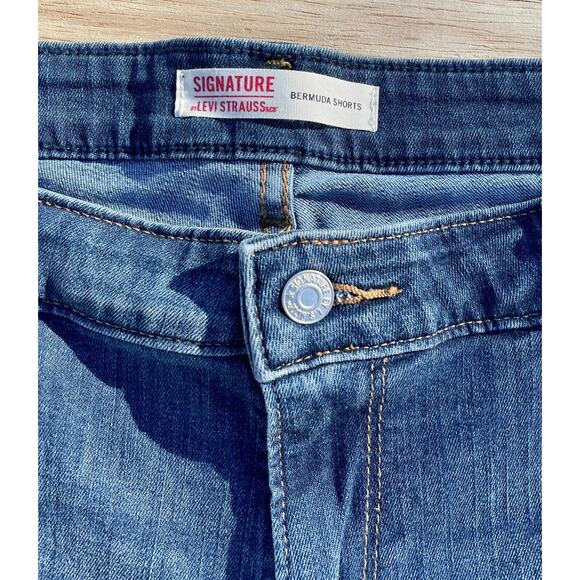 SIGNATURE LEVIS STRAUSS Bermuda Denim Jean Shorts Women's Blue SIZE 34"‎ - Picture 2 of 5
